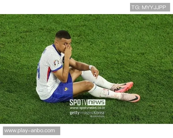 姆巴佩争抢中意外倒地主动示意换人球迷心忧望无大碍